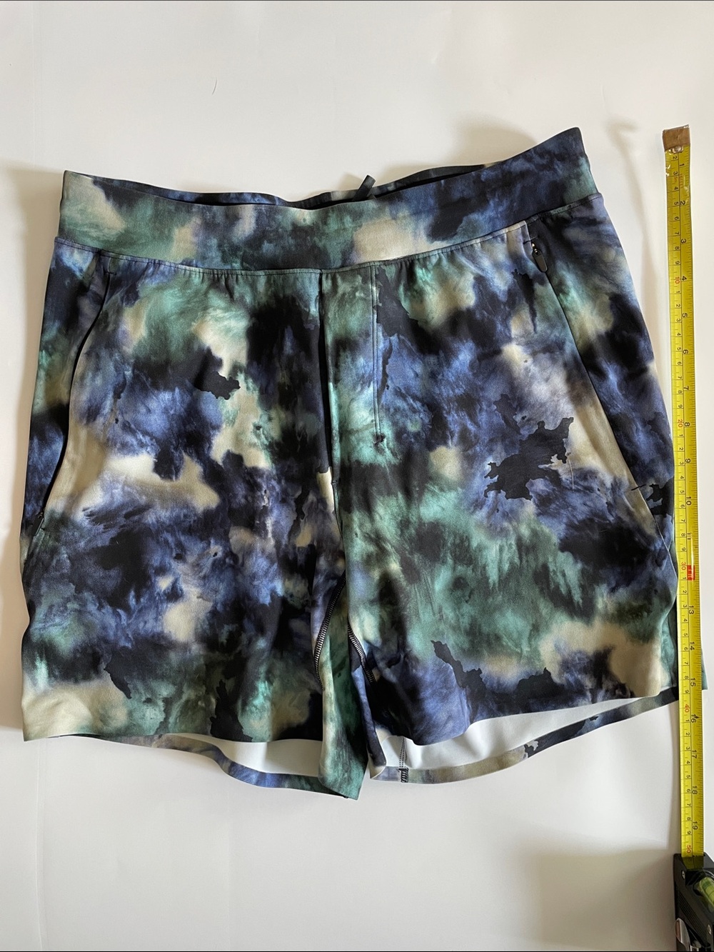 Lululemon Tie-Dye Blue & Green men’s Athletic yoga Shorts